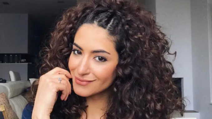 Tampil Beda dengan Kreasi Rambut Keriting Ini