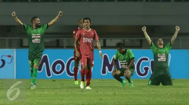 Pemain PS TNI mengangkat tangan merayakan kemenangan atas PSM Makassar di lanjutan LIga 1 Indonesia di Stadion Pakansari, Cibinong, Kab Bogor, Senin (15/5). PS TNI unggul 2-1 atas PSM Makassar. (Liputan6.com/Helmi Fithriansyah)