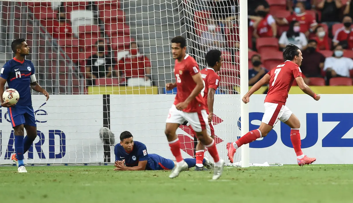 Timnas Indonesia langsung mendominasi permainan di awal babak pertama. Pada menit ke-11 Ezra Walian yang dipasang sejak kic-off berhasil menjebol gawang Singapura yang dikawal Hassan Sunny via sodokan kaki kiri usai memanfaatkan umpan datar Witan Sulaeman. (AFP/Roslan Rahman)