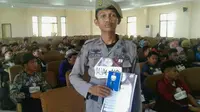 Seorang anggota Satpol PP bernama Muhlis mengikuti audisi Liga Dangdut Indonesia (LIDA) di kota Mamuju, Sulawesi Barat. (Fauzan/Liputan6.com)
