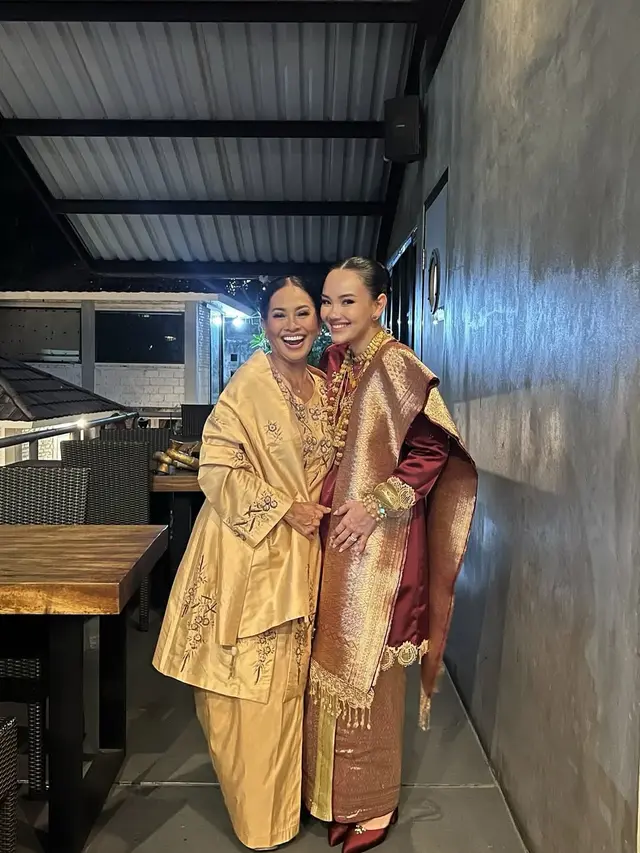 Model Baju Kurung Risa Dewi Ibunda Alyssa Daguise/Instagram @risa_dewi