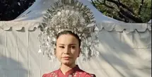 Rossa tampil memukau dengan kebaya janggan modivikasi bernuansa maroon dengan aksen lengan bergelombang karya Mel Ahyar. [Foto: Instagram/ yoland Handoko]