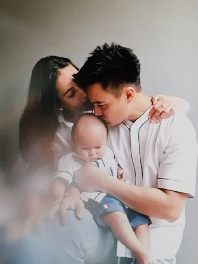 6 Momen Pemotretan Virtual Keluarga Baim Wong, Paras Kiano Curi Perhatian