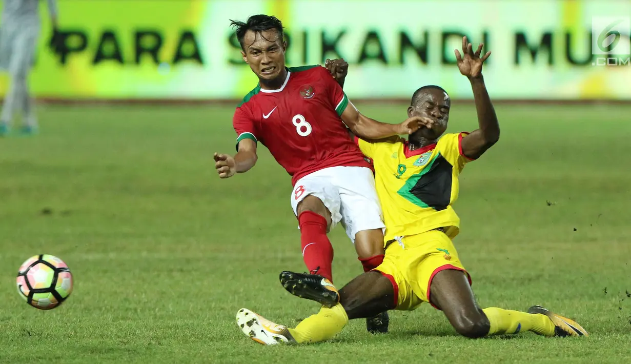 Gelandang Timnas Indonesia, M Hargianto (kiri) menghindari tekel pemain Guyana, Daniel Wilson pada laga persahabatan di Stadion Patriot Candrabhaga, Bekasi, Sabtu (25/11). Indonesia unggul 2-1. (Liputan6.com/Helmi Fithriansyah)
