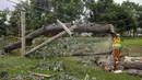 Di negara bagian Oklahoma, lebih dari 100.000 pelanggan menantikan pemulihan aliran listrik dan pendingin ruangan setelah badai akhir pekan yang menumbangkan pohon-pohon dan merobohkan ratusan tiang listrik. (Mike Simons/Tulsa World via AP)