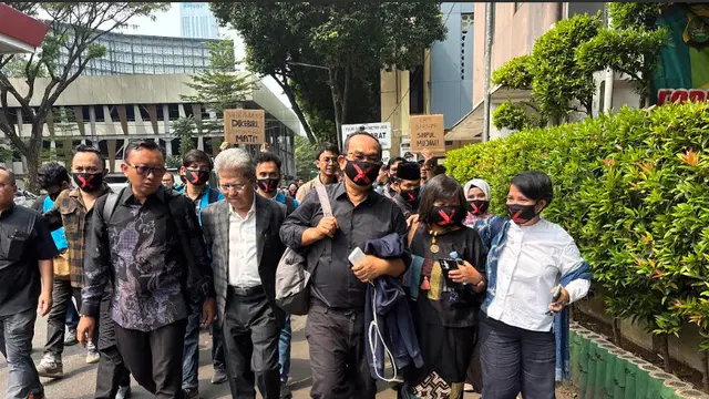 Saiful Mujani didampingi sejumlah tokoh hadiri pemeriksaan di Polda Metro Jaya