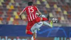 Bek Atletico Madrid, Stefan Savic (depan) memperebutkan bola saat duel melawan Chelsea pada leg pertama babak 16 besar Liga Champions 2020/2021 di Arena Nationala, Bucharest, Rabu (24/2/2021) dini hari WIB.  Chelsea sukses menumbangkan Atletico Madrid dengan skor tipis 1-0. (AP Photo/Vadim Ghirda)