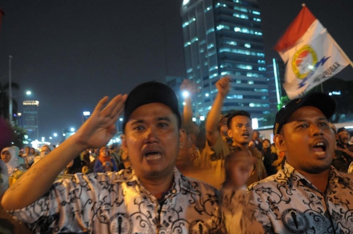 Usai seharian demo, guru honorer bersorak gembira diangkat PNS