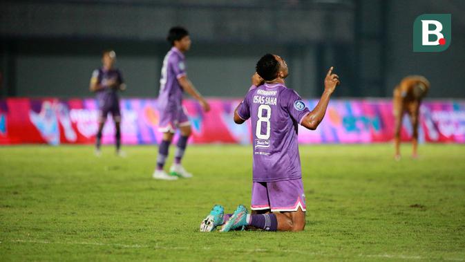 joget provokatif osas saha di bri liga 1: jersey robek, dikecam persikabo, ujungnya minta maaf