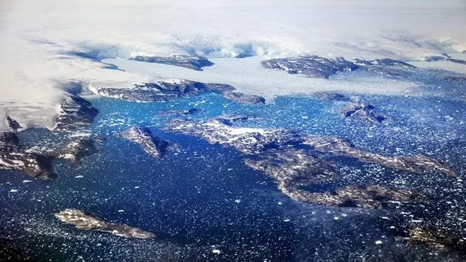 Gunung Es Seukuran 54 Lapangan Sepak Bola Hanyut di Greenland