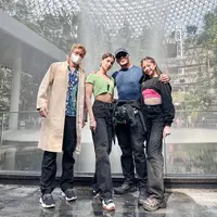 Deddy Corbuzier, Sabrina Chairunisa, Azka Corbuzier dan Nada Tarina Putri sedang berada di Singapura (https://www.instagram.com/p/CflmmyABBm1/)