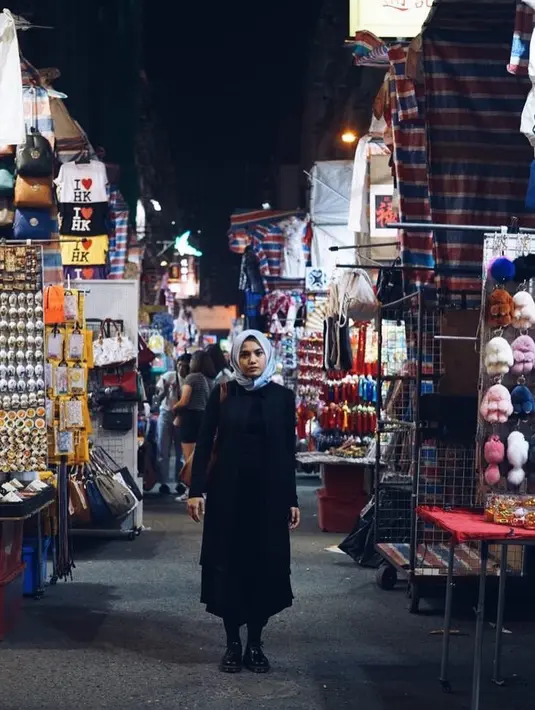 Setuju nggak kalau Herfiza disebut sangat modis? Coba lihat, kali ini ia memakai tunik berwarna hitam dengan sepatu boots  yang warnanya senada. Selain itu, ia memadukannya dengan hijab yang warnanya kontras dengan bajunya. (Instagram/herfiza)