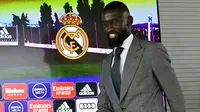 Bek tengah asal Jerman Antonio Rudiger tiba untuk mengadakan konferensi pers selama perkenalan resminya sebagai pemain baru Real Madrid, di Ciudad Real Madrid di Valdebebas, pada 20 Juni 2022. Pemain asal Jerman ini merapat ke Santiago Bernabeu dengan status free transfer usai kontraknya dengan Chelsea habis Juni ini. (JAVIER SORIANO / AFP)