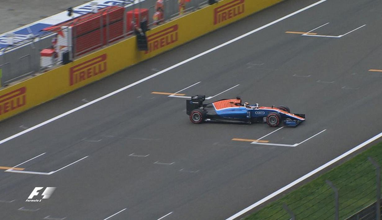 Pebalap Manor Racing, Pascal Wehrlein, melintir saat melewati trek yang masih basah dalam sesi kualifikasi F1 GP China di Sirkuit Internasional Shanghai, China, Sabtu (16/4/2016). (Bola.com/Twitter/F1) 