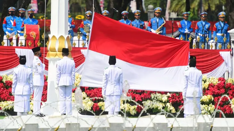 Paskibraka mengibarkan Bendera Merah Putih dalam Upacara HUT ke-76 RI di halaman Istana Merdeka, Selasa (17/8/2021).