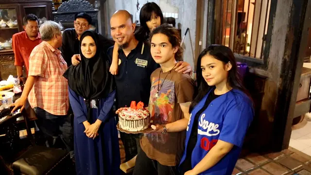 Dikabarkan Gugat Cerai Suami, Ini 6 Potret Mulan Jameela Bersama Ahmad Dhani