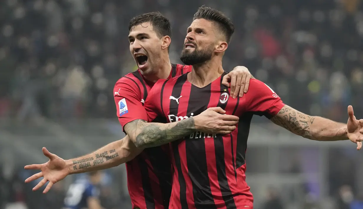 AC Milan berhasil mengalahkan Inter Milan 2-1 dalam Derby della Madonnina di Liga Italia, Sabtu (5/2/2022). Sempat tertinggal 0-1, AC Milan comeback dan memukul balik Inter 2-1 melalui dua gol Olivier Giroud yang menjalani debutnya di derby kota Milan tersebut. (AP/Antonio Calanni)