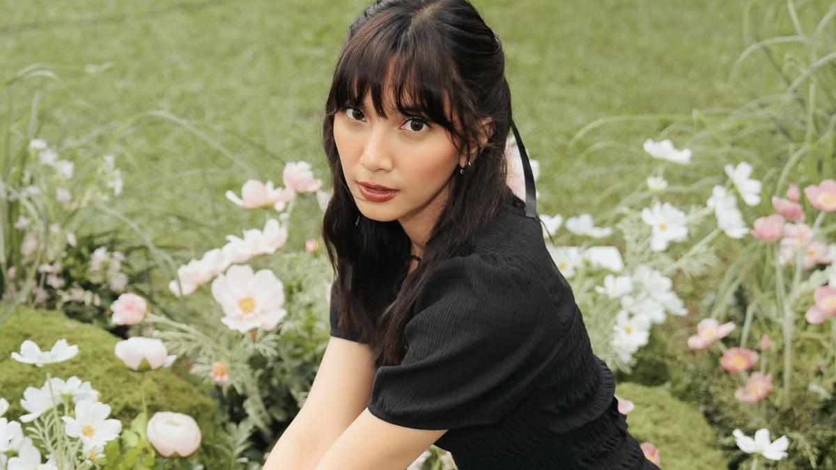 Gaya Soft Girl Sheila Dara Outfit Monokrom dan Ribbon Hair, Aura “Ibu Negara” Makin Imut
