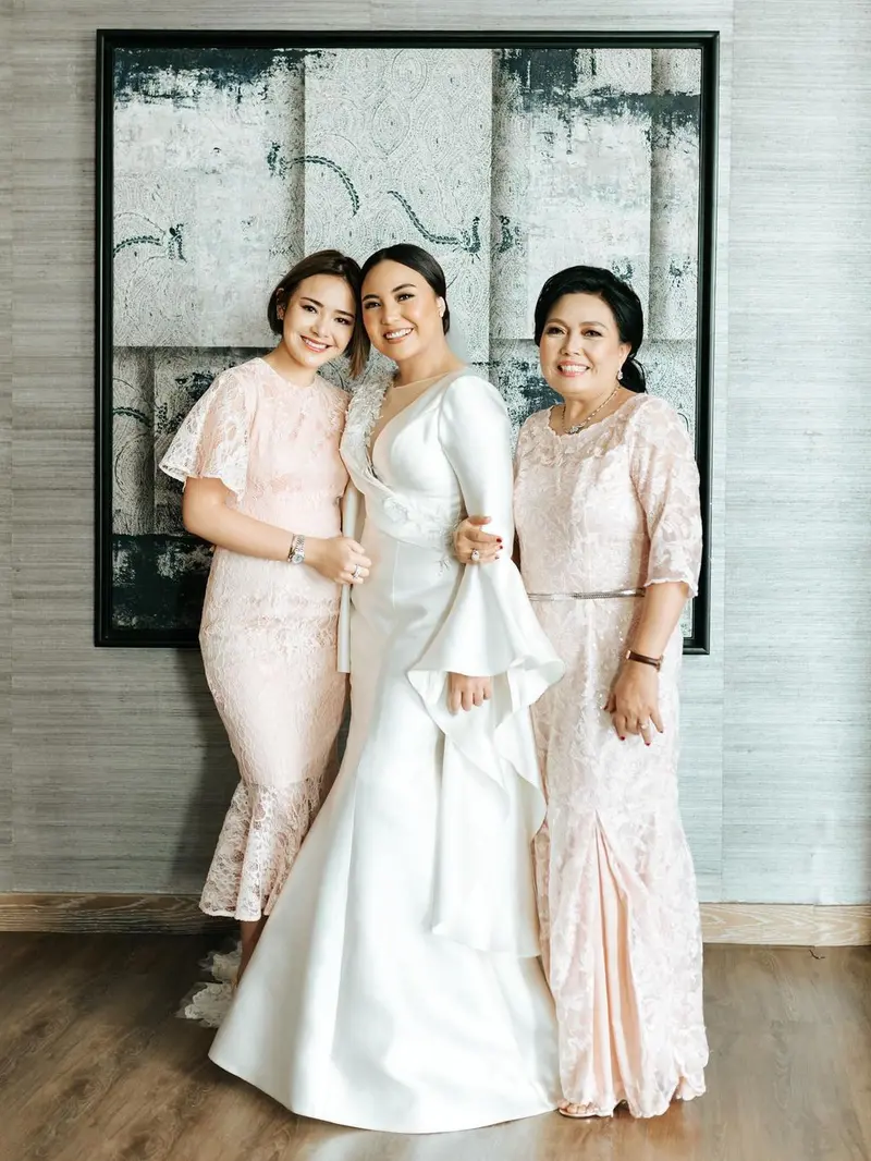 Amanda Manopo bersama ibu dan kakaknya. (Foto: Instagram @angelicamanopo)