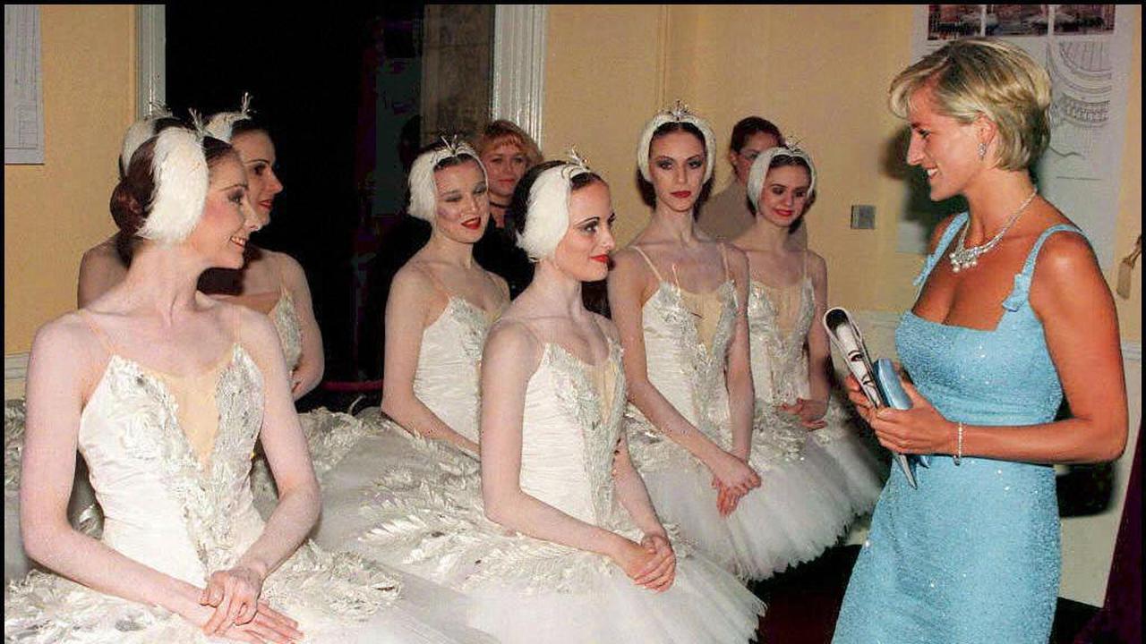 Putri Diana, Putri Wales, bersama balerina dari Balet Nasional Inggris usai mereka tampil gala Swan Lake di Royal Albert Hall.