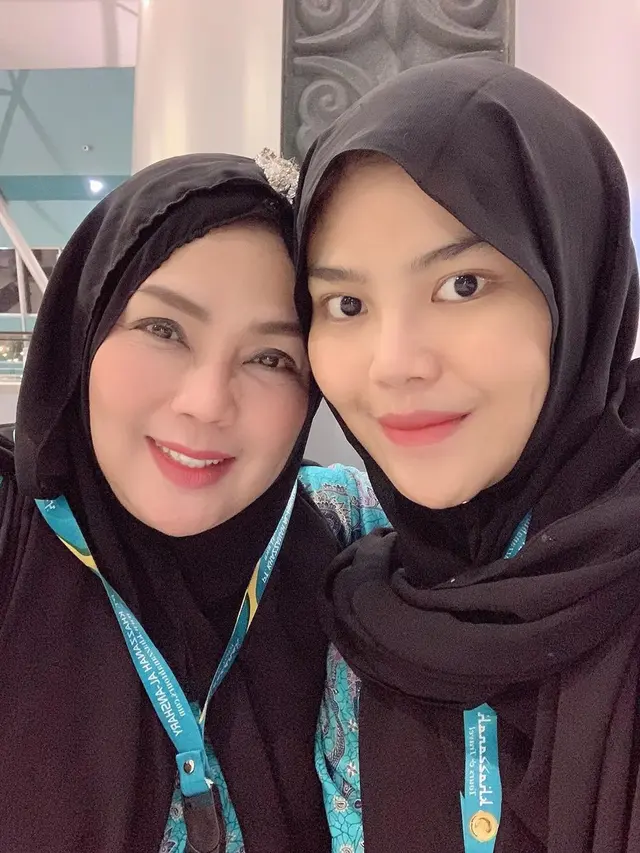 Bak Pinang di Belah Dua, Ini 6 Potret Rosa Meldianti dan Ibunda