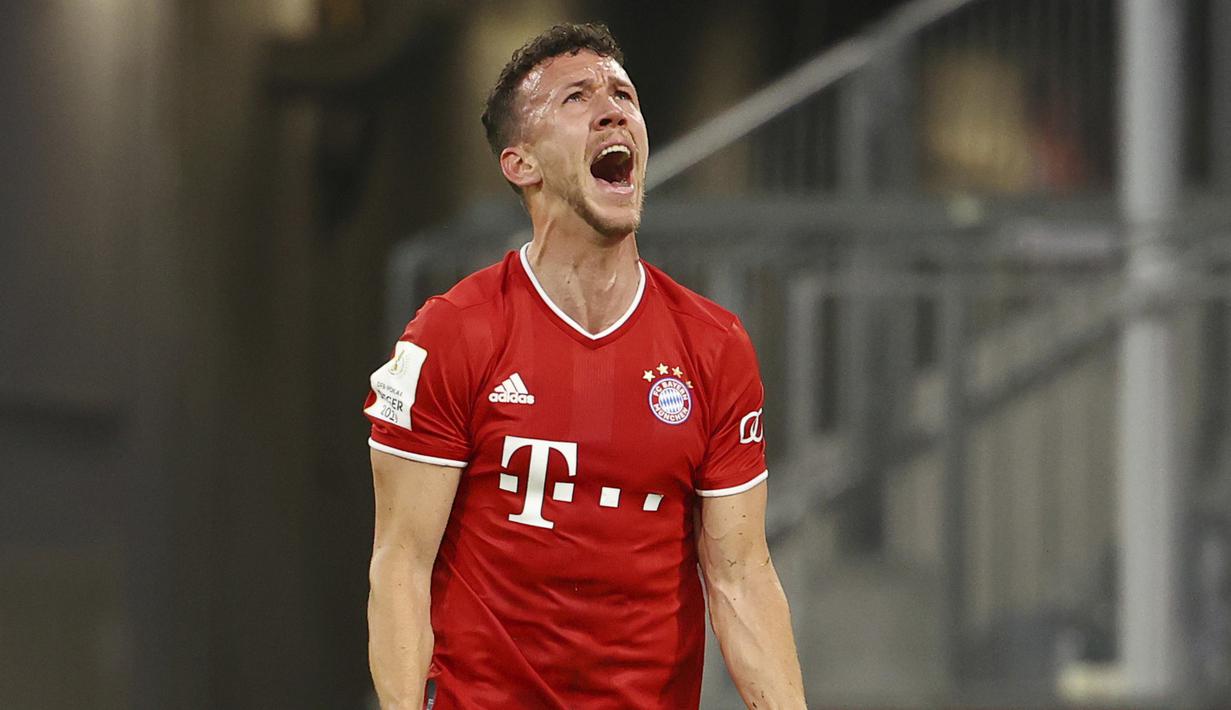 Pemain Bayern Munchen, Ivan Perisic, merayakan gol yang dicetak ke gawang Eintracht Frankfurt pada laga Piala Jerman di Allianz Arena, Rabu (10/6/2020). Bayern Munchen menang 2-1 atas Eintracht Frankfurt. (AP/Kai Pfaffenbach)