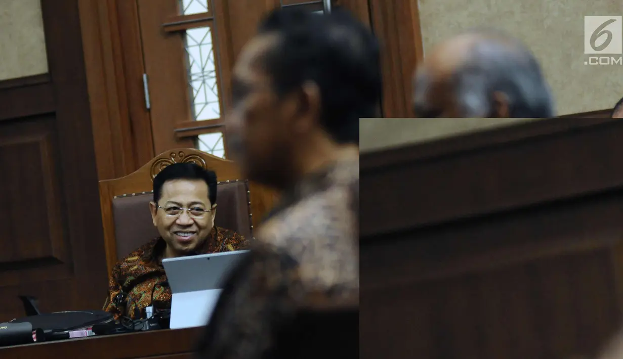 Terdakwa dugaan korupsi proyek e-KTP, Setya Novanto (kiri) menyimak keterangan saksi pada sidang lanjutan di Pengadilan Tipikor, Jakarta, Kamis (8/3). Sidang mendengar keterangan saksi-saksi. (Liputan6.com/Helmi Fithriansyah)