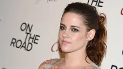 Dalam setiap penampilannya, aktris cantik Kristen Stewart jarang sekali memamerkan senyum manisnya. (Mike Coppola/Getty Images/AFP)
