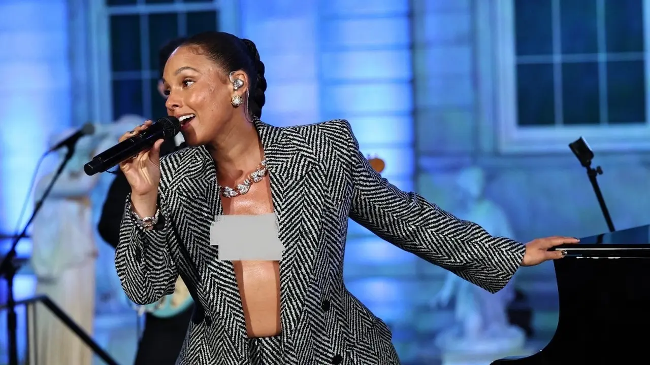 Gaya Berani Alicia Keys, Pamer Kalung Berlian Mahal Tanpa Dalaman Sama Sekali