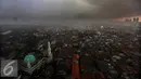 Suasana kota Jakarta tertutup awan gelap sebelum turunya hujan, Rabu (7/9).  BMKG memprediksi fenomena La Nina yang mengakibatkan curah hujan tinggi akan berlangsung hingga bulan September 2016. (Liputan6.com/Johan Tallo)