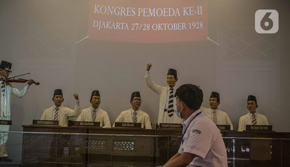 Pengunjung melihat tampilan video mapping sejarah Sumpah Pemuda di Museum Sumpah Pemuda, Jakarta, Kamis (24/3/2022). Museum Sumpah Pemuda kembali dibuka pascarevitalisasi dengan menampilkan sejumlah perubahan dalam format penyajian informasi menjadi lebih interaktif. (Liputan6.com/Faizal Fanani)
