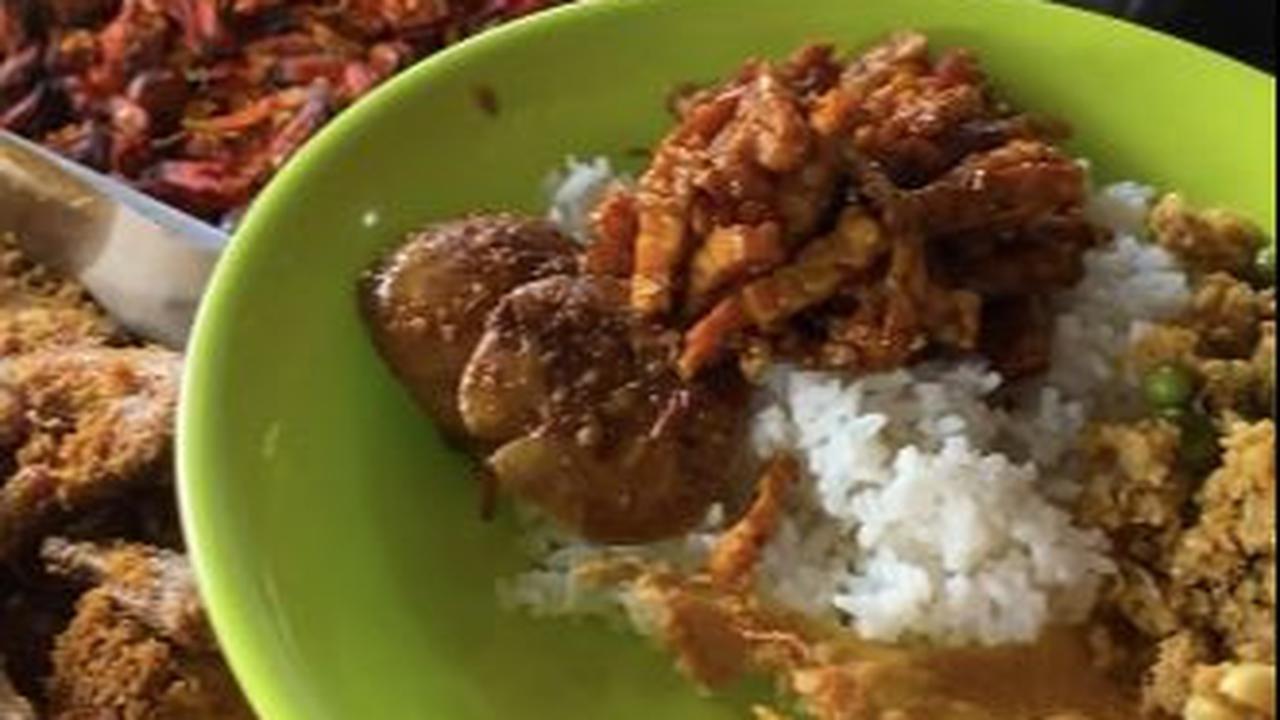 Warung kaki lima ini beroperasi dengan pelayanan prasmanan. <br>