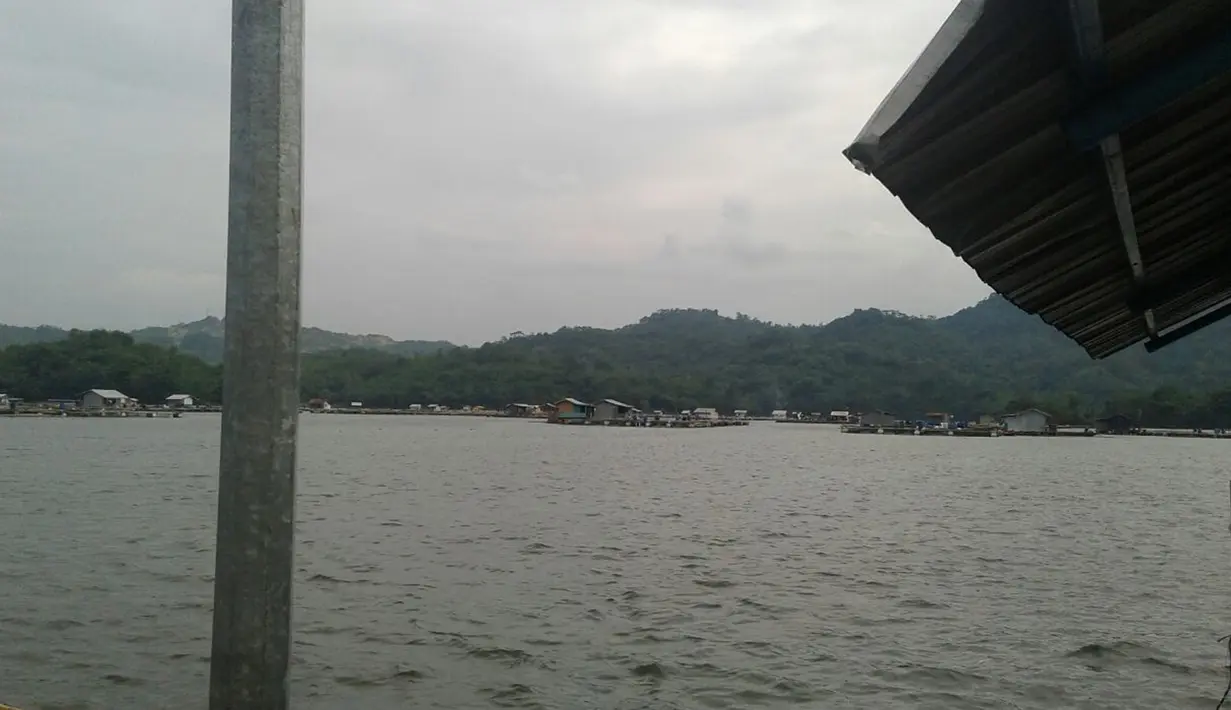 Lokasi persembunyian terduga teroris di rumah terapung di Waduk Jatiluhur, Purwakarta, Jawa Barat, Minggu (25/12). Terjadi baku tembak yang menewaskan 2 terduga teroris. (Foto: Istimewa)