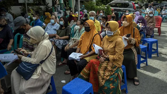 FOTO: Pelaksanaan Vaksinasi Booster COVID-19 di Surabaya