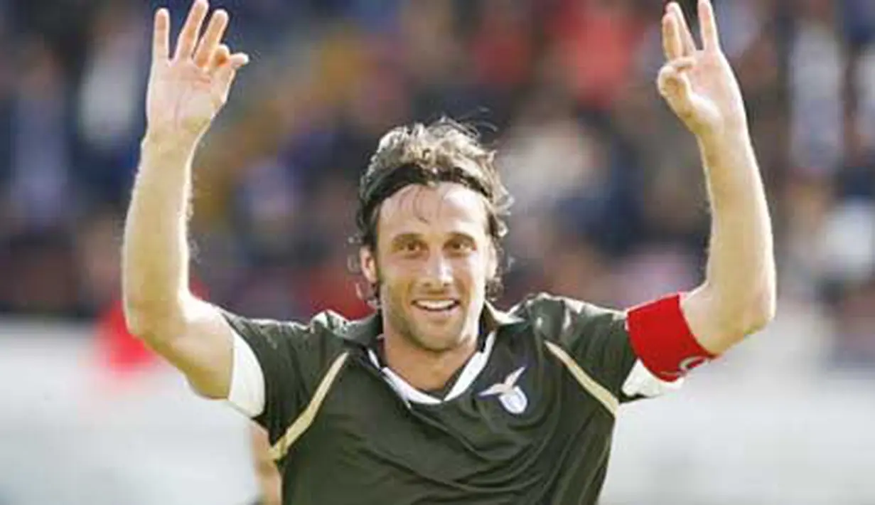 Lazio's midfielder Stefano Mauri (C) celebrates after scoring against Catania during their Serie A football match at Massimino Stadium on April 17, 2011. AFP PHOTO / Marcello PATERNOSTRO
