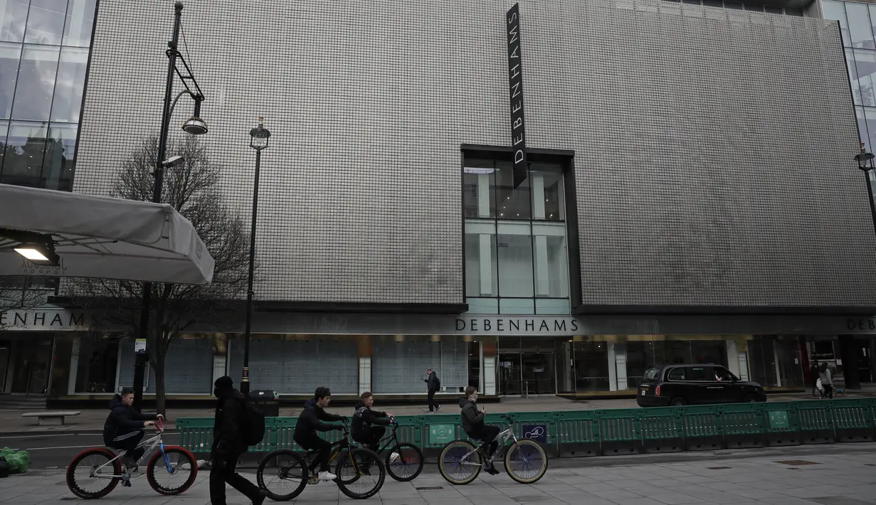Orang-orang berjalan melewati department store Debenhams yang tutup di Oxford Street di London, Sabtu (6/2/2021). Perusahaan fesyen yang berumur 242 tahun asal Inggris itu menyatakan mereka dalam proses penutupan massal. (AP Photo/Matt Dunham)