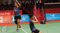 Pebulutangkis ganda putri Indonesia, Greysia Polii/Nitya K Maheswari melakukan selebrasi usai menumbangkan Amelia Alicia Anscelly/Soong Fie Cho (Malaysia) di Total BWF World Championships 2015, Jakarta, Jumat (14/8/2015). (Liputan6.com/Helmi Fithriansyah)