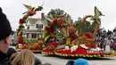 Mobil hias dari tim The RAGU Pasta Sauce berjudul "Simmered in Tradition" menjadi pemenang National Trophy pada parade mawar ke 128 di Pasadena, California, AS (2/1). (AP Photo/Michael Owen Baker)