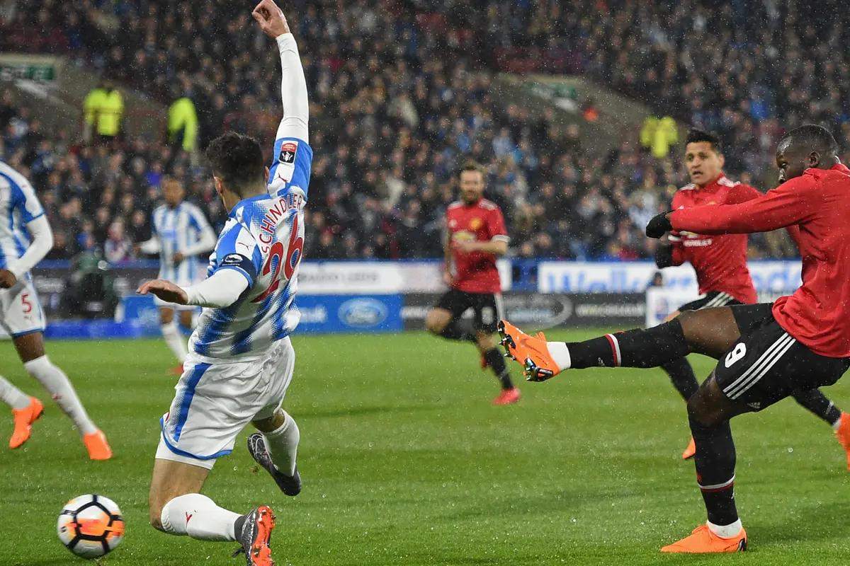 Manchester United Tundukkan Huddersfield Town