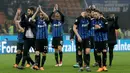 Pemain Inter Milan bertepuk tangan seusai  menjamu Napoli pada akhir lanjutan Serie A di Giuseppe Meazza, Senin (12/3). Inter Milan  dan Napoli harus puas berbagi angka dengan skor akhir 0-0. (AP/Luca Bruno)