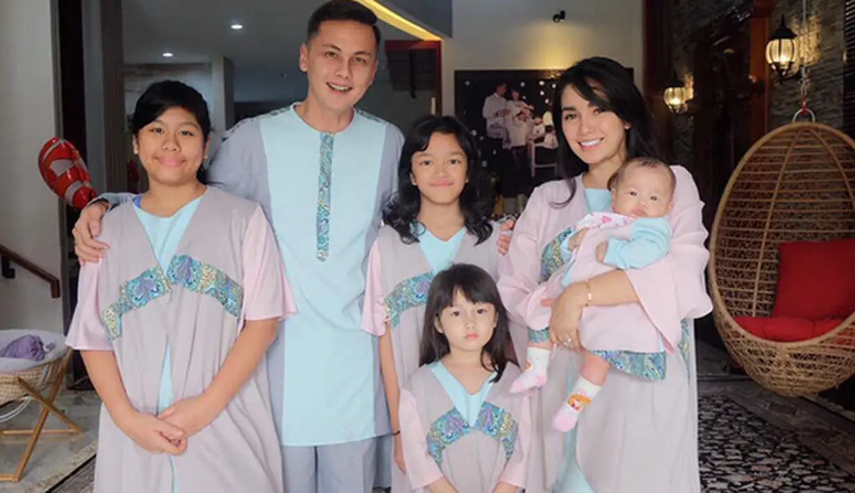 Foto bareng keluarga,  Andhika Pratama juga menuliskan ini di medsosnya, “Minalaidzin walfaidzin to everibodiiihhhh.. maafkan segala kesalahan dan kekhilafan selama ini buat saya n keluarga ya manteman 🙏 met lebaran 😘”. (Instagram/andhiiikapratama)