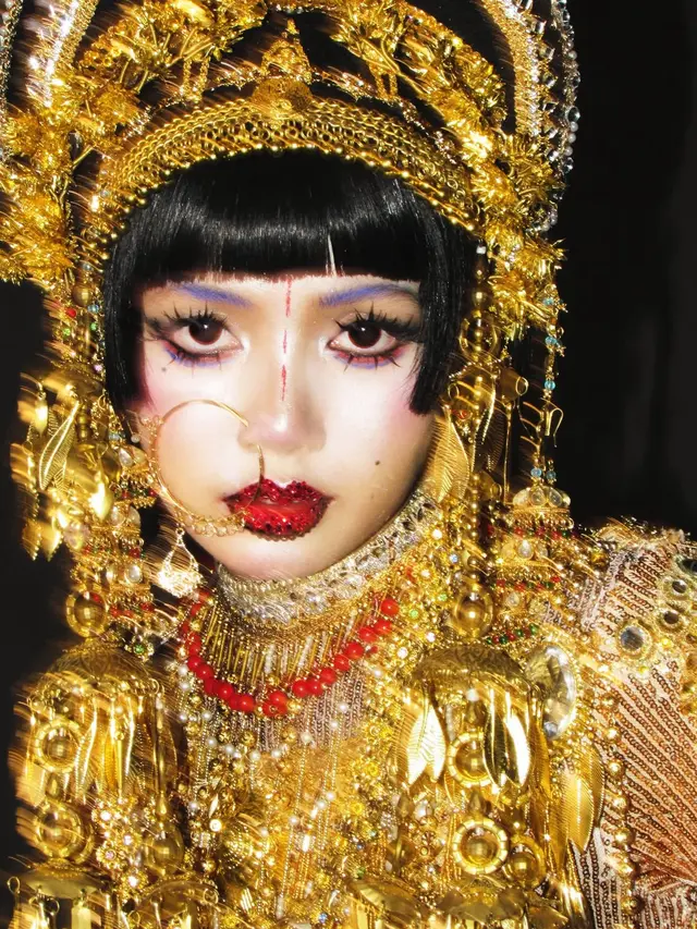 Lisa Blackpink saat Halloween 2025 tampil serba emas sangat totalitas. [@lalalalisa_m]