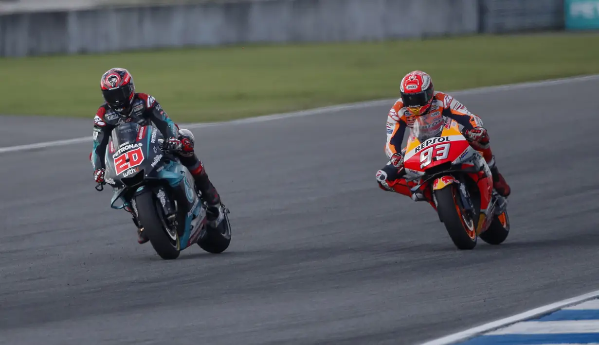 Pembalap Repsol Honda, Marc Marquez, berusaha mengejar Fabio Quartararo, pada MotoGP Thailand di Sirkuit Buriram, Minggu (6/10). Pembalap asal Spanyol itu menyudahi balapan 26 lap dengan catatan waktu 39 menit 36,223 detik. (AP/Gemunu Amarasinghe)