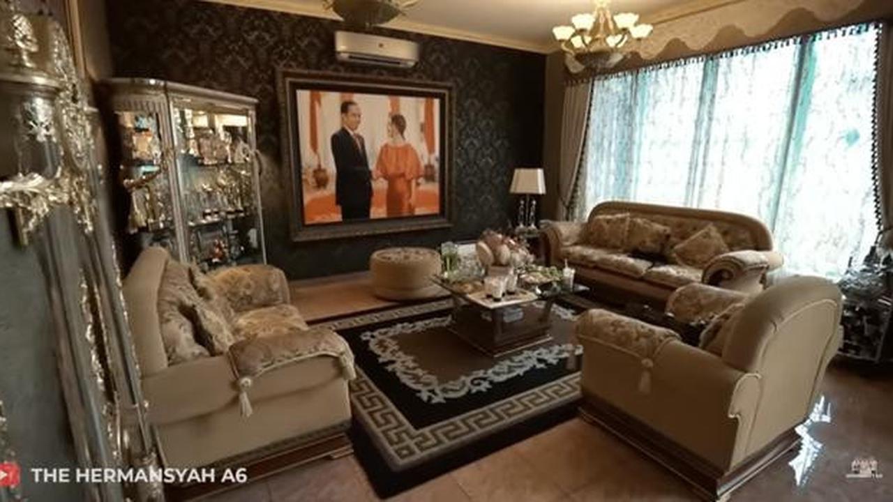 7 Potret Ruang Tamu Rumah Inul Daratista yang Bernuansa Klasik Modern
