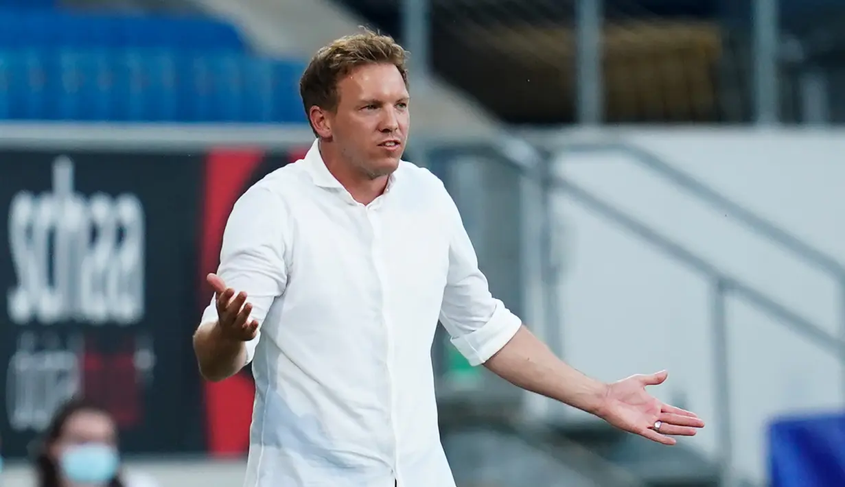 Pelatih RB Leipzig, Julian Nagelsmann, memperhatikan pemainnya saat melawan Hoffenheim pada laga lanjutan Bundesliga peka ke-30 di Rhein-Neckar Arena, Sabtu (13/6/2020) dini hari WIB. Leipzig menang 2-0 atas Hoffenheim. (AFP/Uwe Anspach/Pool)