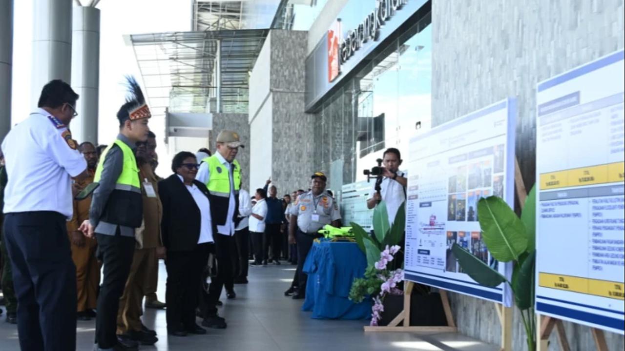 Wamendagri Ribka Haluk saat mendampingi Wapres Gibran Rakabuming Raka di Kabupaten Nabire, Papua Tengah