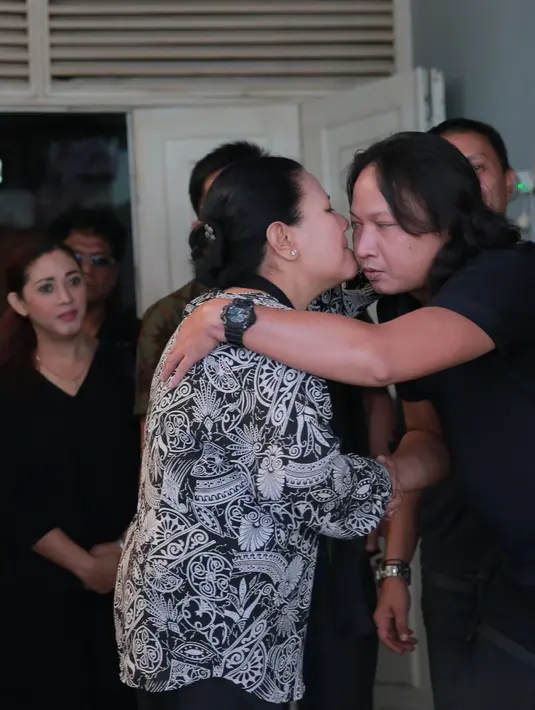 Amin Yudhayani, ibunda Mike Mohede tak henti-hentinya menanggis. Kematian putranya yang masih muda dan secara mendadak membuatnya sangat terpukul. (Adrian Putra/Bintang.com)