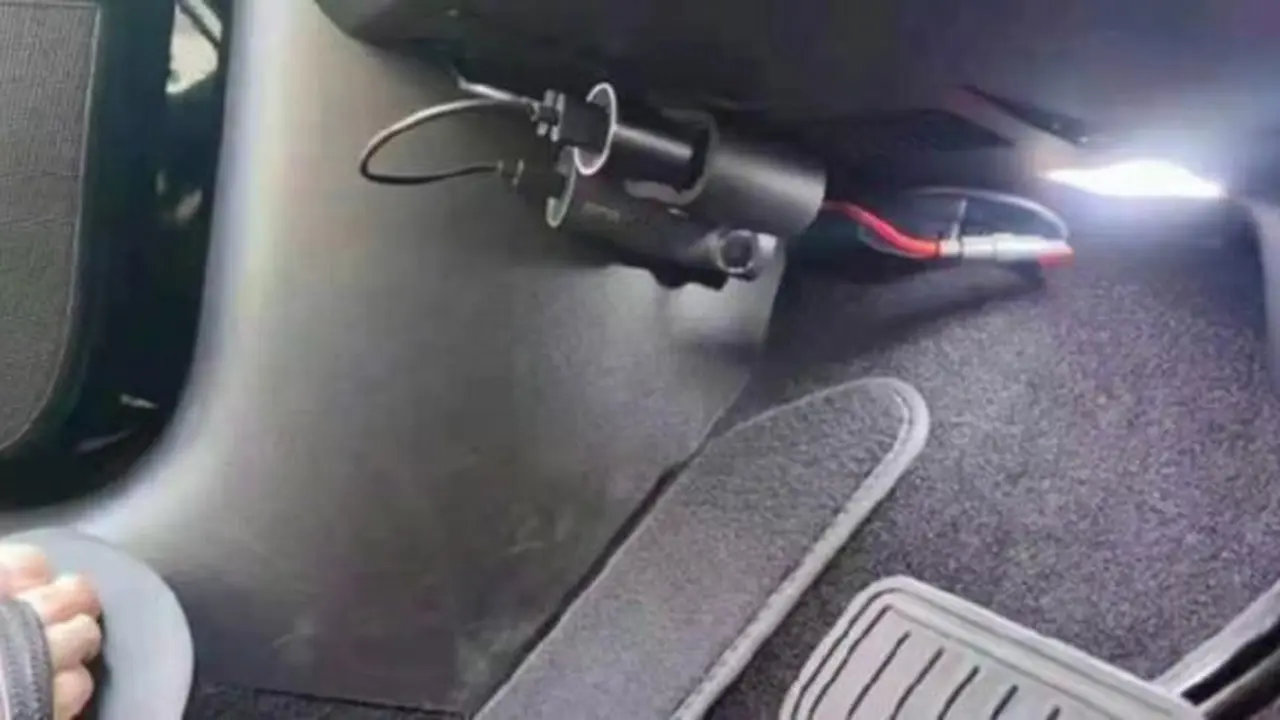 Kamera yang dipasang di dekat pedal rem Tesla
