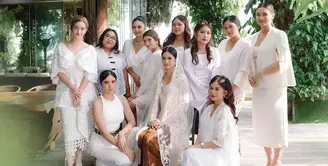 Pesinetron Hana Saraswati mendapuk beberapa rekan selebriti untuk menjadi bridesmaid-nya. Dua di antaranya adalah Ranty Maria dan Ochi Rosdiana. [@raravers.id/@sarahkiehl/@hanahaho].