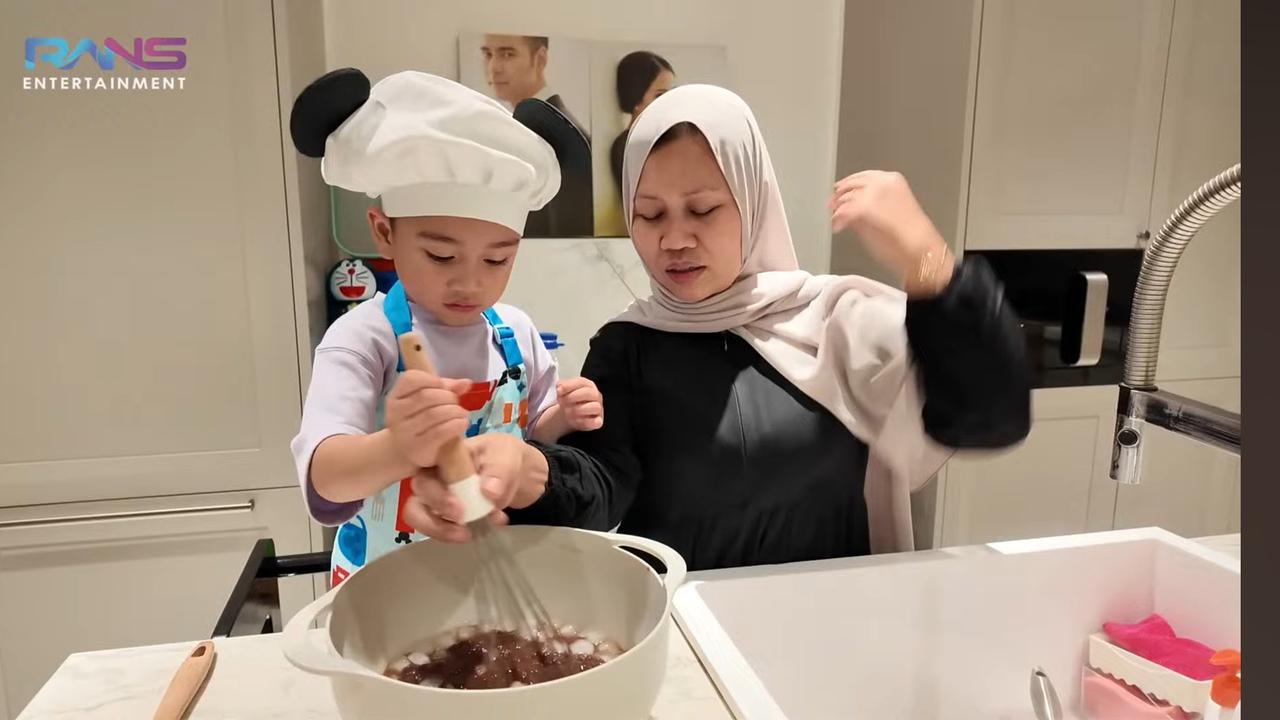Potret Rayyanza Belajar Buat Takjil Jelang Ramadan, Pas Ditanya Soal Rasa Bikin Ngakak 'Enak, tapi Masih Jauh